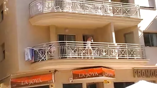 膣はロールから滴り落ちて立ち上がり、まだ空腹です。 女性 専用 エッチ 無料 動画