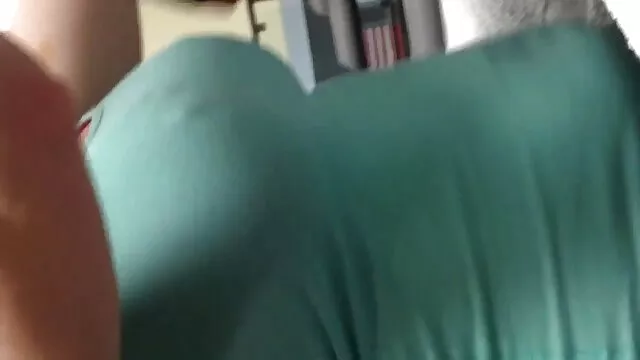 裸の女性は、ネットで落とされたおっぱいを支払う 女の子 の ため の 無料 エッチ 動画